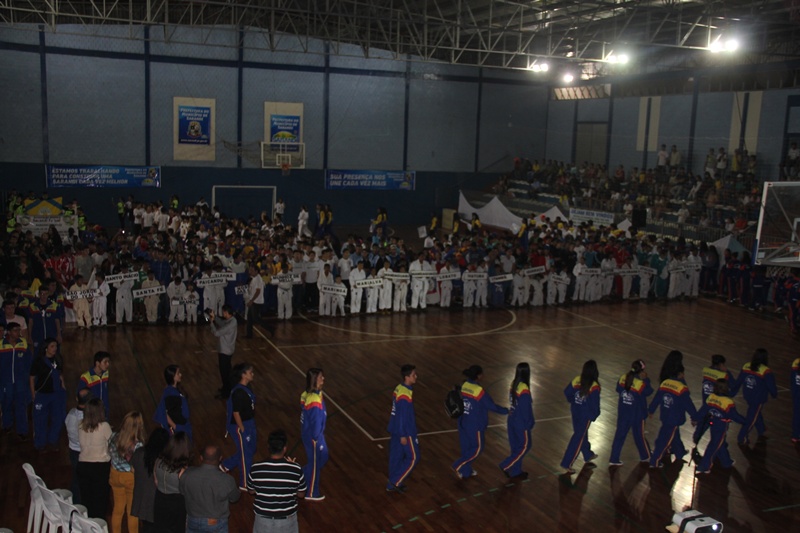 Noite de Jogos escolares e ordem de serviço da pista de Skate  